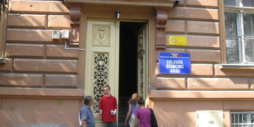Astăzi încep problele scrise supravegheate video