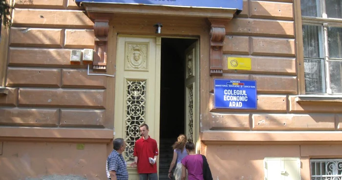 Astăzi încep problele scrise supravegheate video