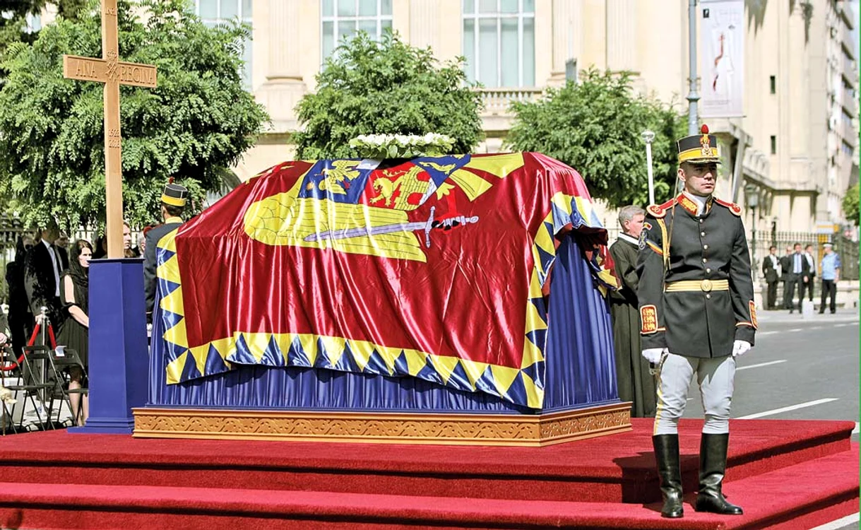 
    În Piaţa Palatului Regal din  Bucureşti a avut loc, ieri  dimineaţă, o slujbă catolică  şi o ceremonie militară  