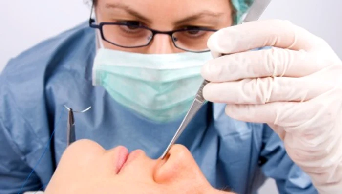 Omul a fost diagnosticat cu nasal myiasis, o infestare a ţesuturilor cu viermi
