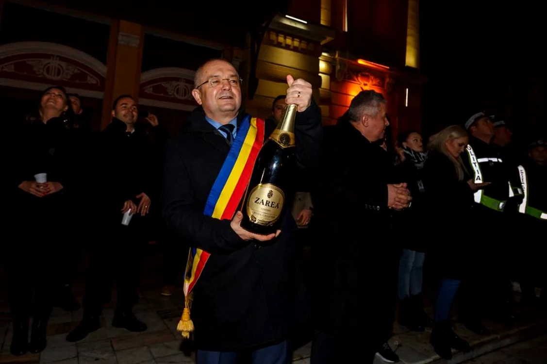 Primarul a deschis o sticlă de şamăanie „uriaşă”. FOTO: Primăria Cluj-Napoca
