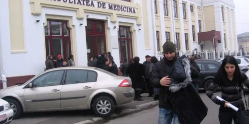 Absolvenţii de Medicină au ieşit din examen la ora 14.00. 