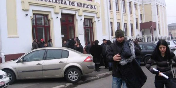 Absolvenţii de Medicină au ieşit din examen la ora 14.00. 