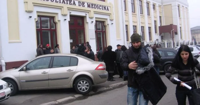 Absolvenţii de Medicină au ieşit din examen la ora 14.00.