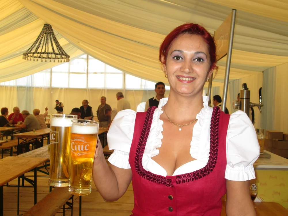 Fetele care servesc sunt îmbrăcate în costume tradiţionale nemţeşti