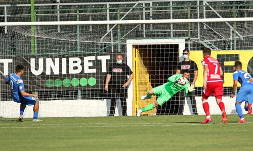 Straton a apărat al doilea penalty din meciul cu Clinceniul, de data asta executat de Buziuc jpeg