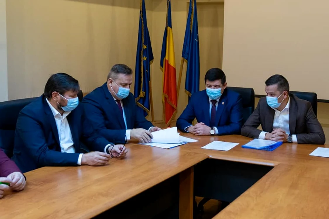 Semnarea protocolului pentru proiectul drumului expres FOTO Facebook/Vasile Iliuţă