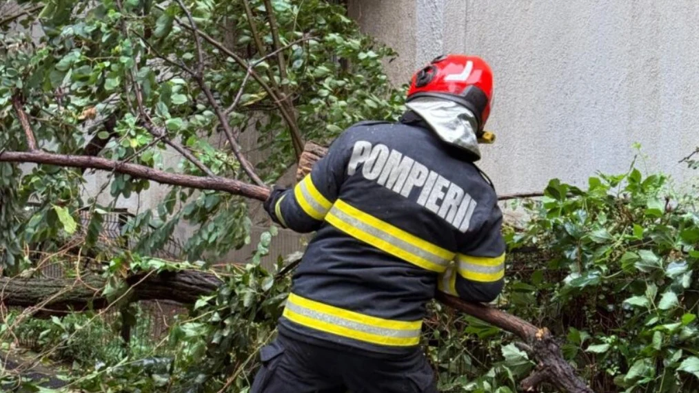 Vântul puternic a provocat pagube în mai multe zone. În județul Harghita mii de oameni au rămas fără curent electric