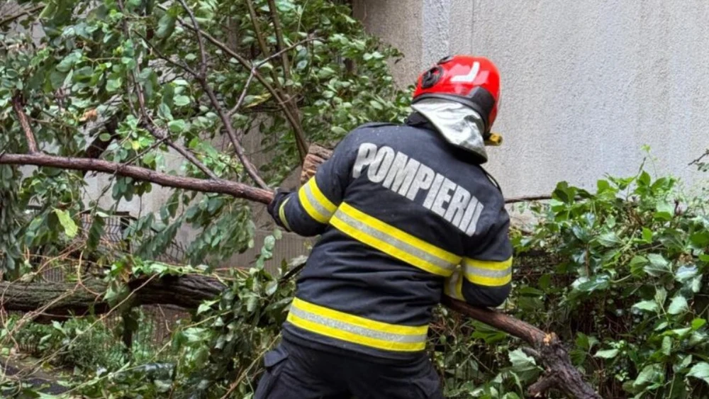 Vântul puternic a provocat pagube în mai multe zone. În județul Harghita mii de oameni au rămas fără curent electric