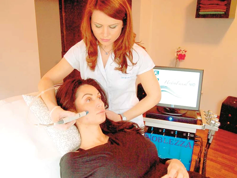 Nicoleta Luciu a rămas cu urme pe față de la acnee, pe care le tratează la cabinetul cosmetic, de două ori pe lună (Foto: adpm.ro)