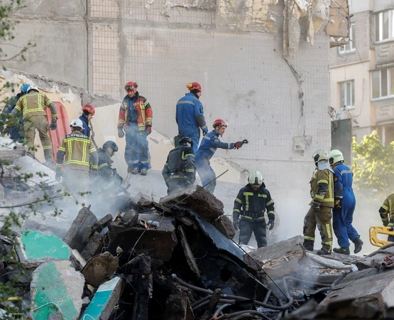 Atac rusesc asupra unui bloc de locuințe din Kiev FOTO EPA EFE jpg