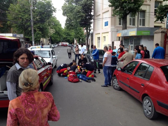 Tânăra a primit îngrijiri medicale chiar pe locul în care a fost lovită de taxi. Foto: GSDG