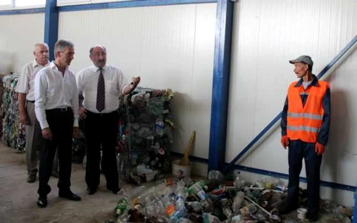 Premierul Iurie Leacă a participat la deschiderea statiei de sortare a deşeurilor Foto: Gov.md