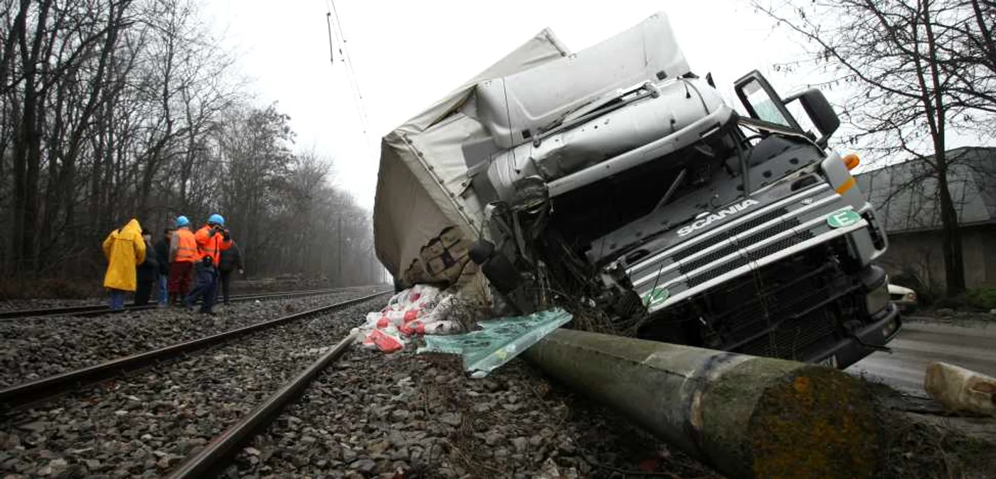 Un TIR încărcat cu sticlă s-a răsturnat pe calea ferată, în dreptul localităţii Comarnic (foto: Marian Vilău)