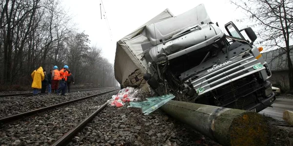 Un TIR încărcat cu sticlă s-a răsturnat pe calea ferată, în dreptul localităţii Comarnic (foto: Marian Vilău)