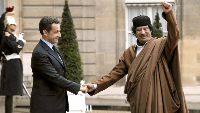 
    Nicolas Sarkozy și Muammar Gaddafi, pe vremea când primul era președintele Franței și nu avea nicio problemă să-l invite pe dictatorul Libiei la Palatul Elysee  