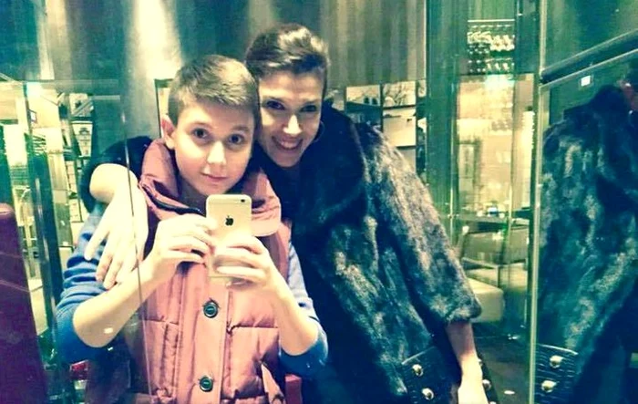 
    Alina Chivulescu și fiul ei  