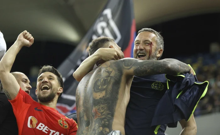 Jucător la FCSB, Băluță cântă alături de Mihai Stoica, oficial FCSB, ultimul având capul spart