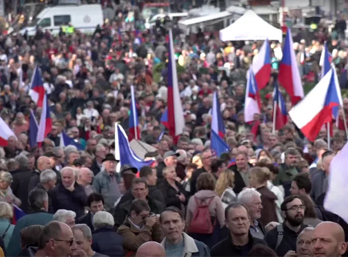 Mii de cehi au protestat vineri la Praga FOTO Captura video