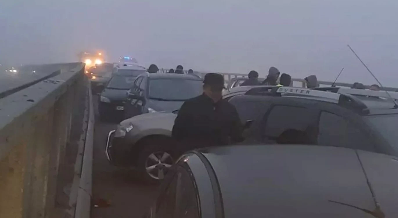 În urma carambolului a rezultat şi o victimă de cod verde, care a suferit un atac de panică şi a fost preluată de un echipaj SMURD şi transportată la spital. Foto Ştiri Mureş