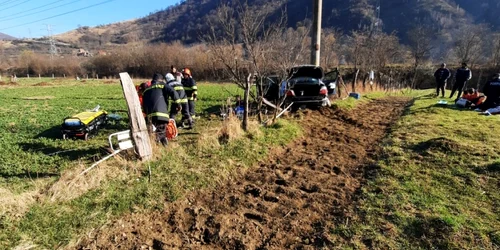 Accident mortal pe Valea Oltului - DN 7 - în zona Robeşti - Câineni din judeţul Vâlcea soldat cu trei victime dintre care una a murit Foto ISU Vâlcea