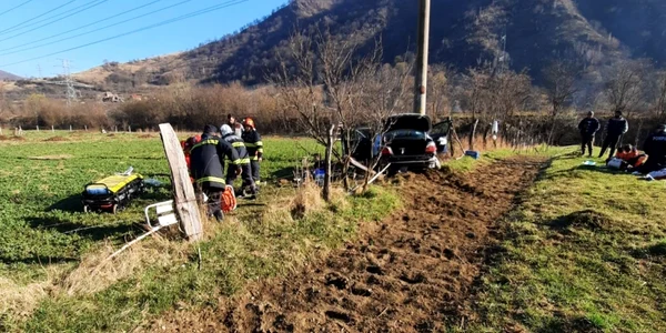 Accident mortal pe Valea Oltului - DN 7 - în zona Robeşti - Câineni din judeţul Vâlcea soldat cu trei victime dintre care una a murit Foto ISU Vâlcea