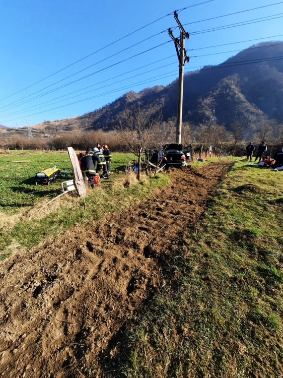 Accident mortal pe Valea Oltului - DN 7 - în zona Robeşti - Câineni din judeţul Vâlcea soldat cu trei victime dintre care una a murit Foto ISU Vâlcea