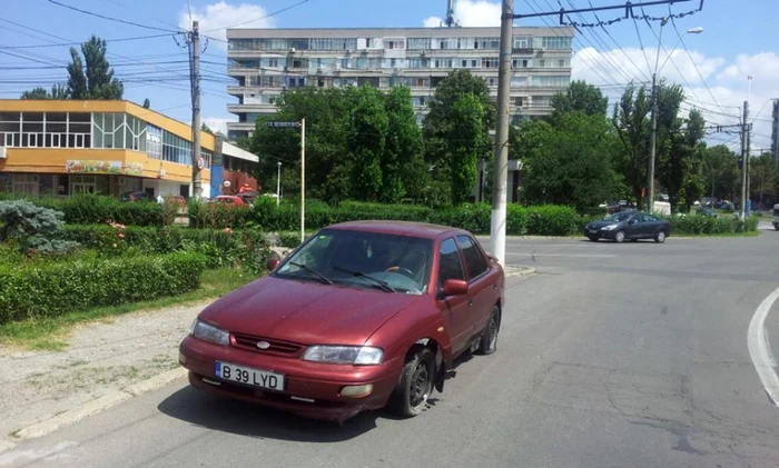 Maşina avariată a fost inspectată astăzi de un echipaj al Poliţiei Rutiere, dar a rămas în acelaşi loc.