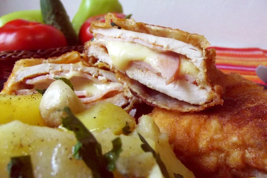 Cordon bleu cu garnitură de cartofi copţi