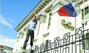 Un protestatar dă jos steagul Rusiei jpeg