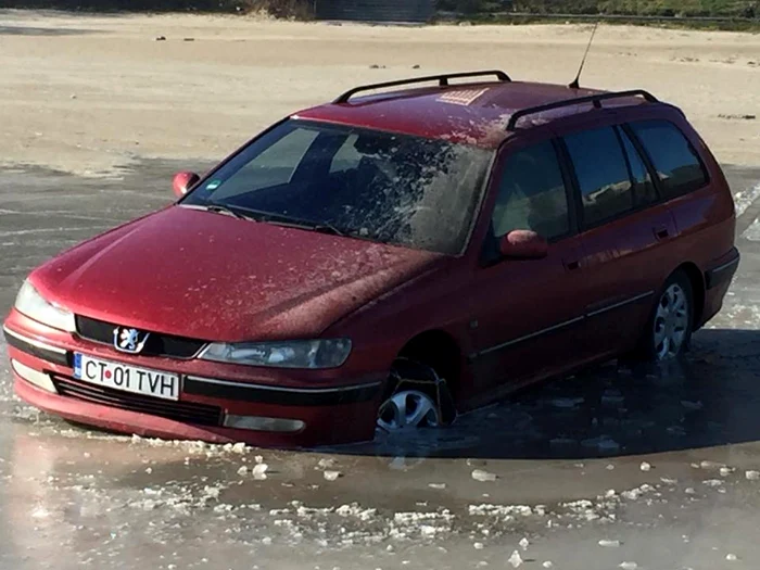 Maşină eşuată în mare FOTO Facbook Parchez Ca un Bou