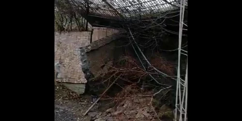 Alunecare de teren în Râmnicu Vâlcea în urma ploilor abundente - zona Petrişor