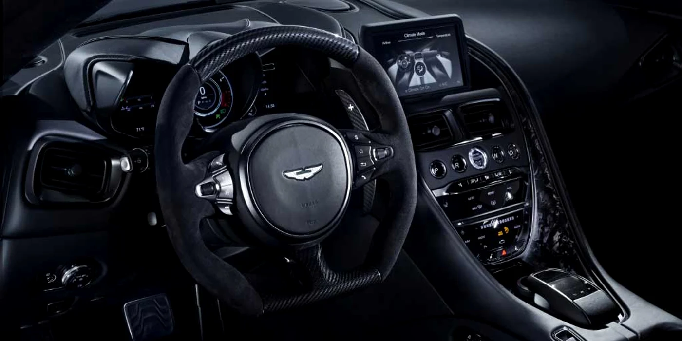 La volanul unui Aston Martin te simți ca la bordul unui avion cu reacție