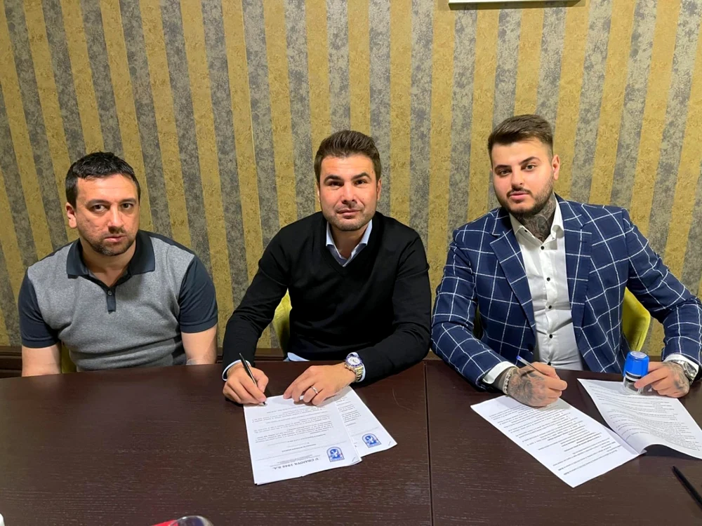 Adrian Mutu a semnat cu FC Universitatea 1948 / FOTO Facebook Fotbal Club Universitatea 1948