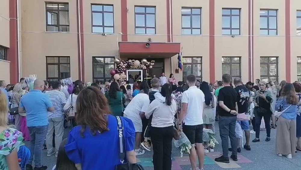 Emoții și bucurie în prima zi de școală. Cum au fost primiți elevii. Festivități scurte în țară, în semn de solidaritate pentru proteste