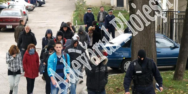 Aproximativ 20 de elevi din colegiul din Văleni au fost aduși la audieri. Foto Alex Policală