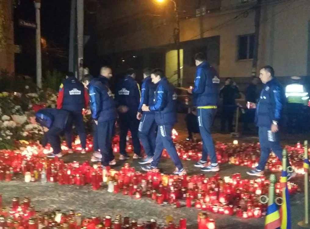 Jucătorii Naţionalei României au adus un omagiu victimelor din Colectiv Foto: Mihai Ionescu