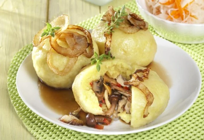 
    Din cartofi nu preapari doar minunatele galuste cu prune, ci si unele sarate, cum sunt cele cu ciuperciclickpoftabuna.ro  