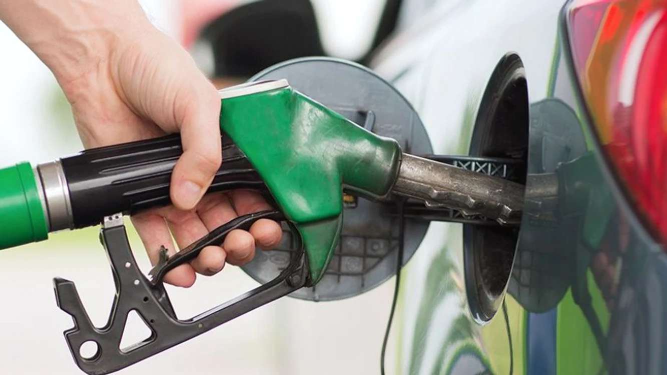 Prețul carburantului explodează din cauza sancțiunilor impuse Rusiei