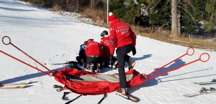 Un copil a rămas fără dinţi din cauza unui accident cu sania pe pârtia din Buşteni FOTO Salvamont