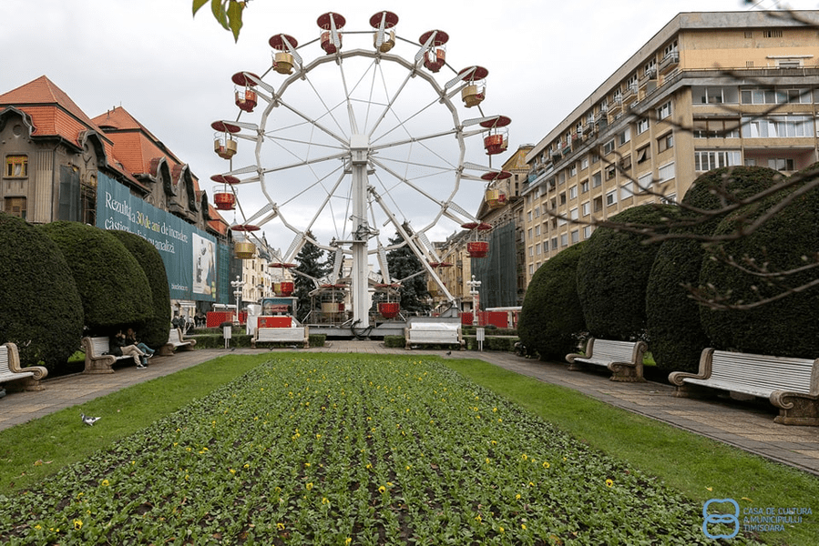 Roata panoramică, premieră în centrul Timișoarei. Ultimele pregătiri pentru Târgul de Crăciun FOTO  