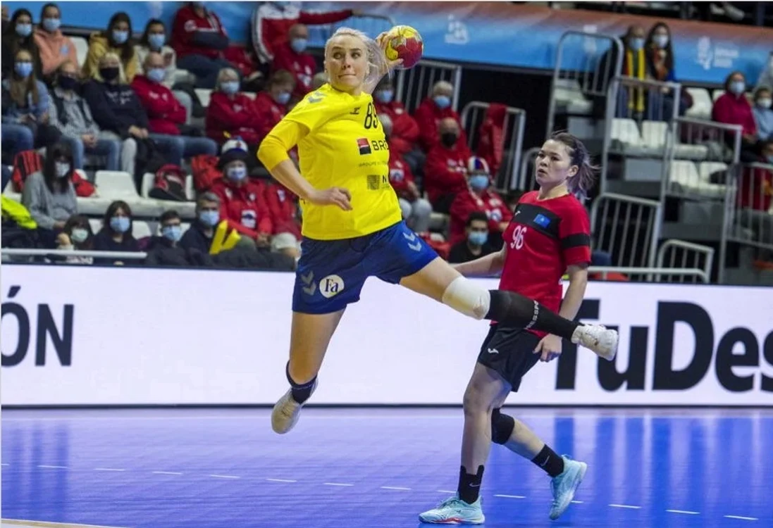 
    Laura Moisă Chiper a izbutit 6 goluri în meciul cu KazahstanFoto: IHF  