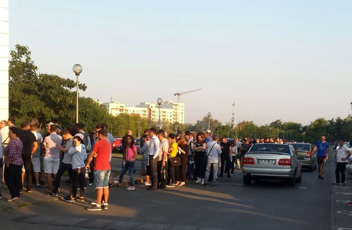 
    Coada începe din parcarea instituției (Foto: Click!)  
