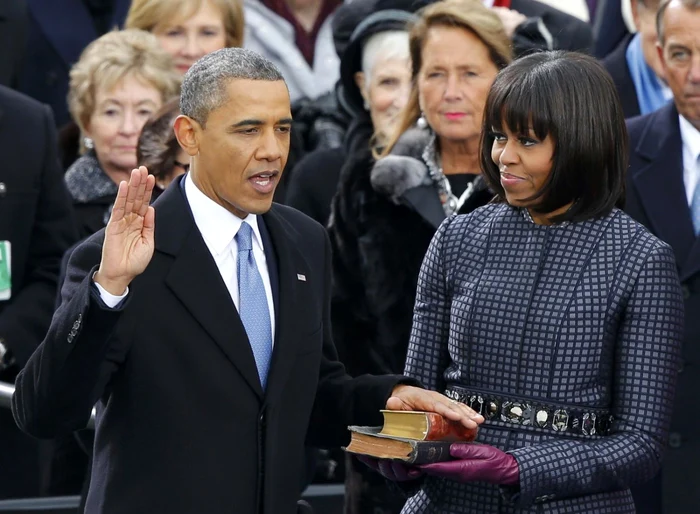 Barack Obama, depunând jurământul de credinţă cu mâna pe Biblia ţinută de soţia sa, Michelle FOTO Reuters