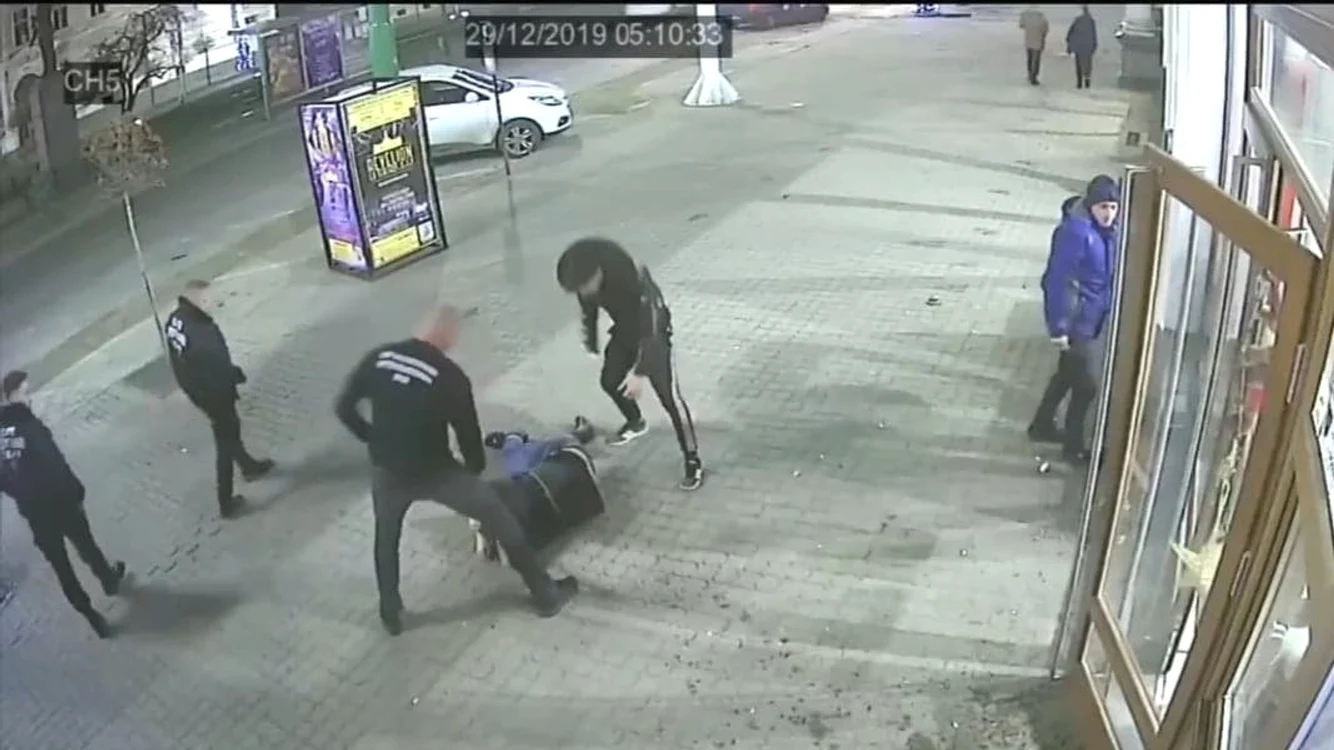 
    Captură video de la bătaia bodyguarzilor (FOTO: adevarul.ro)   