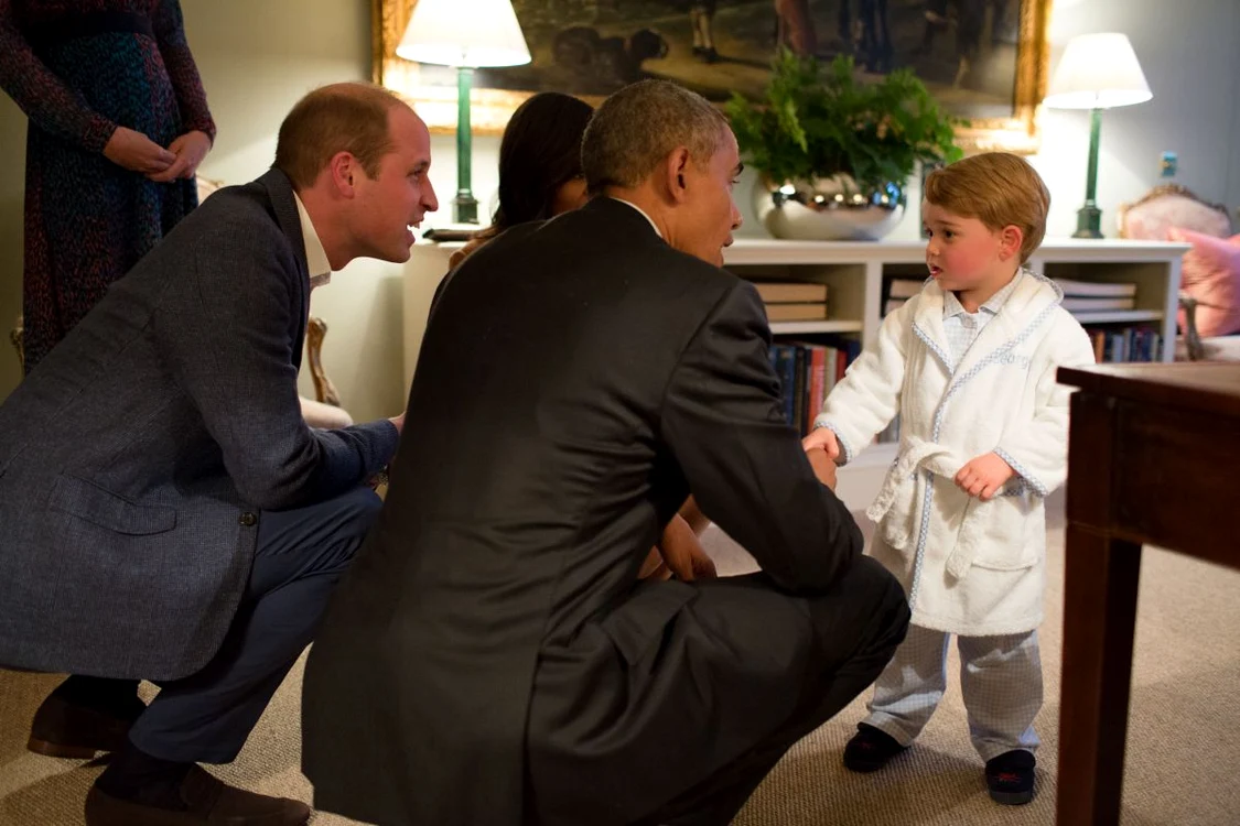 
    Prințul George este atracția serii, făcându-i să râdă pe adulții prezenți în încăpereFoto: Getty Images  