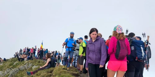 Aglomeraţie pe Varful Moldoveanu FOTO Dan Izvoreanu