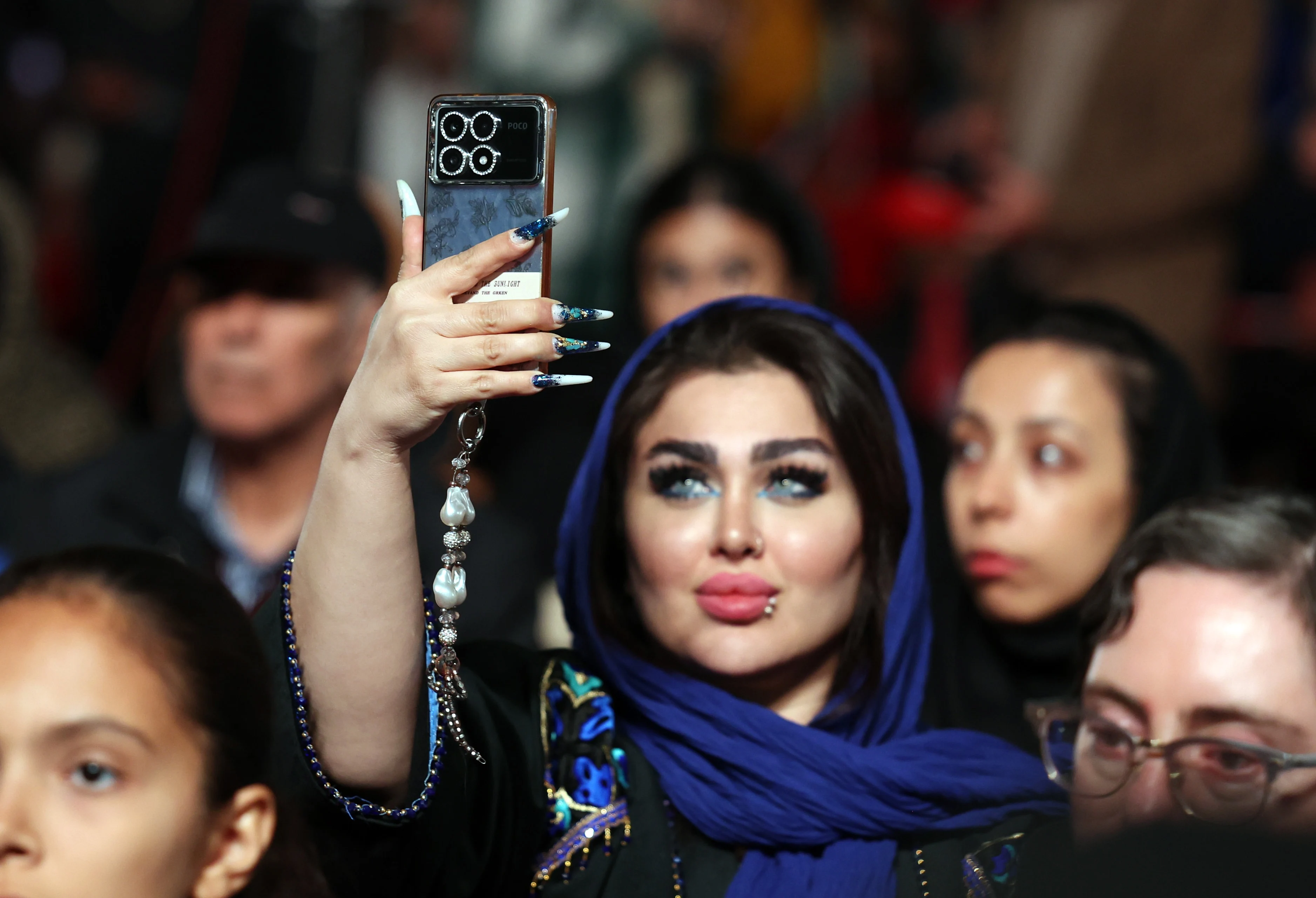 Concerte în aer liber. Dansuri provocatoare în public. Tinerii din Iran conduc o schimbare socială dramatică: „Avem o generație tânără neînfricată”