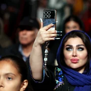 femeie din iran face poza la dezvelirea unei statui   Teheran FOTO EPA EFE jpg