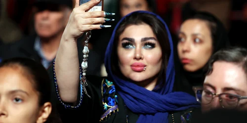 femeie din iran face poza la dezvelirea unei statui   Teheran FOTO EPA EFE jpg